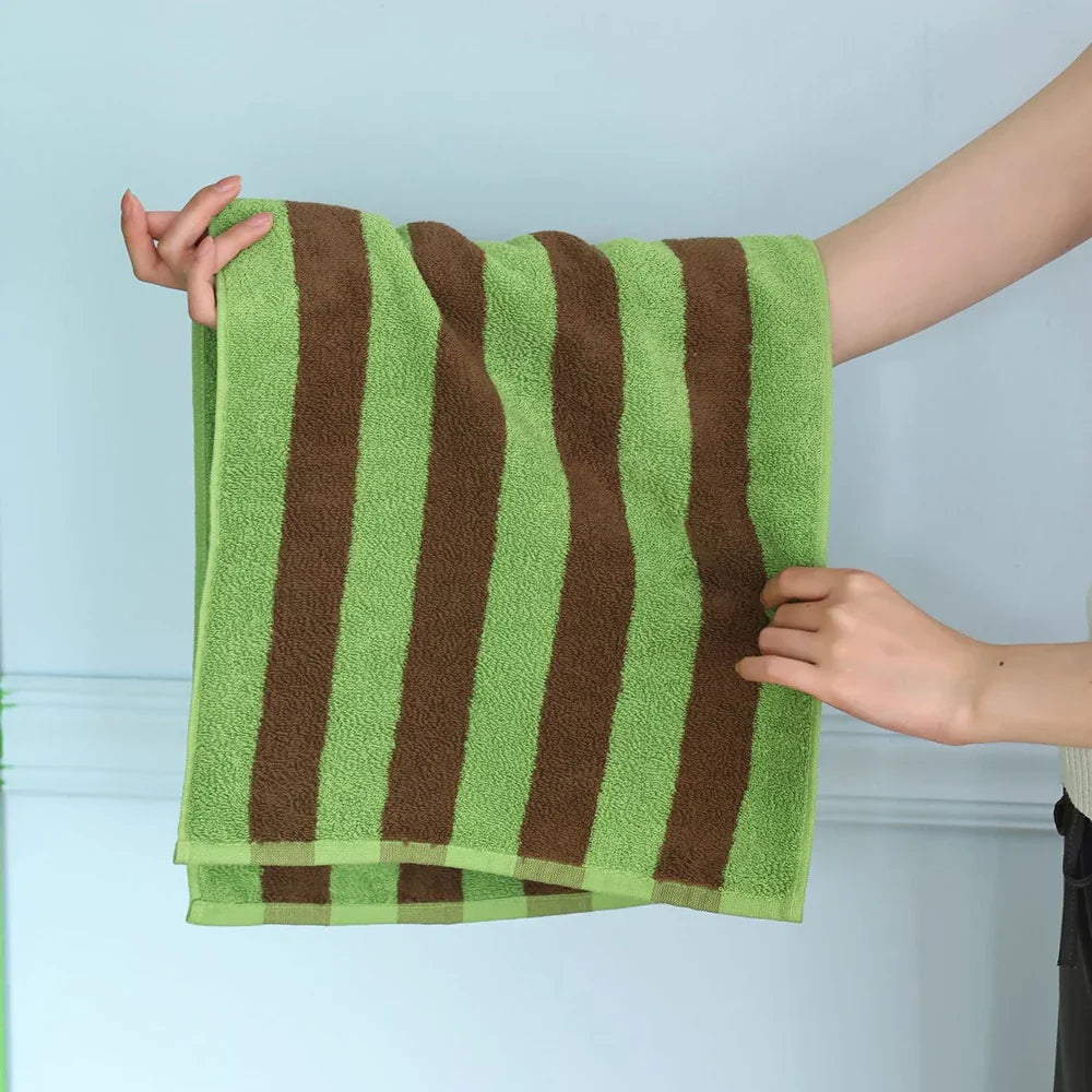 RetroStripe Luxe Baumwollhandtuch – Gestreiftes Baumwoll-Handtuch in Hotelqualität | Brehn