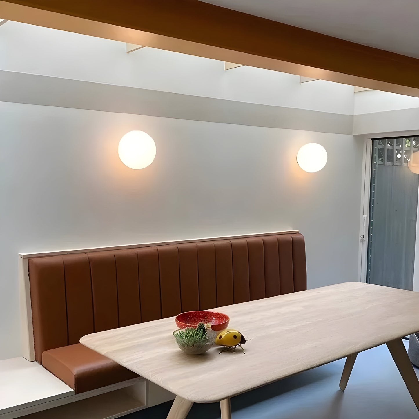 GlasAura Wandlampe mit Mattglasball und Metallbasis | Brehn
