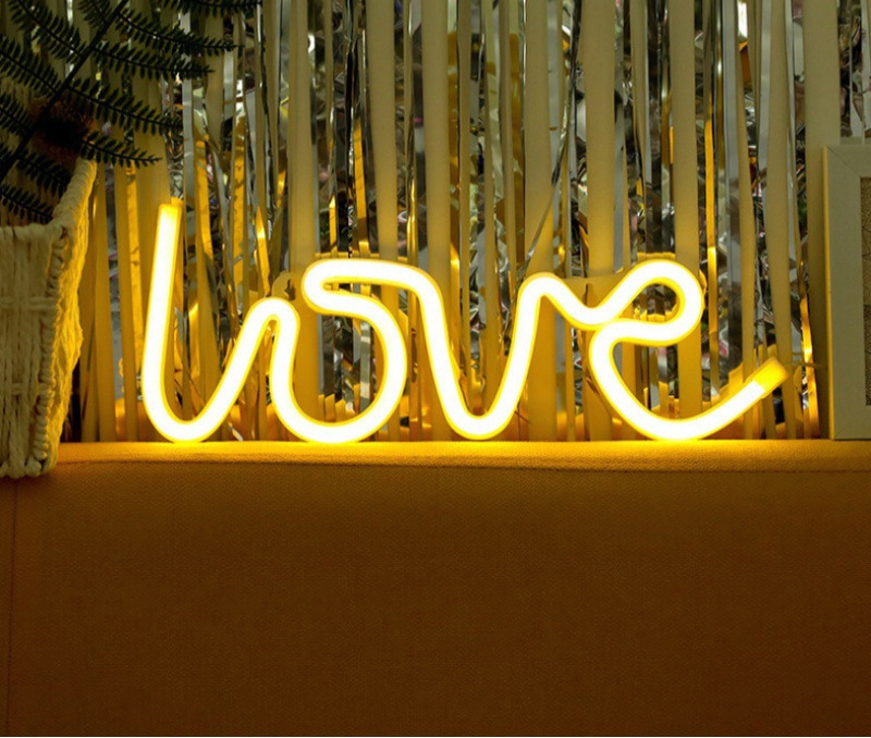 Brehn | Liebe Neon Buchstaben | Erstelle eine romantische Szene