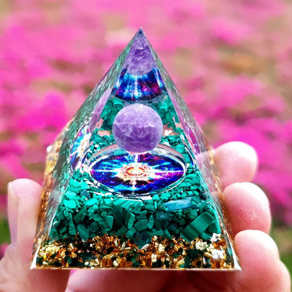 Orgonite-Pyramide mit Amethyst Pendel – Energie, Schutz und Dekoration | Brehn