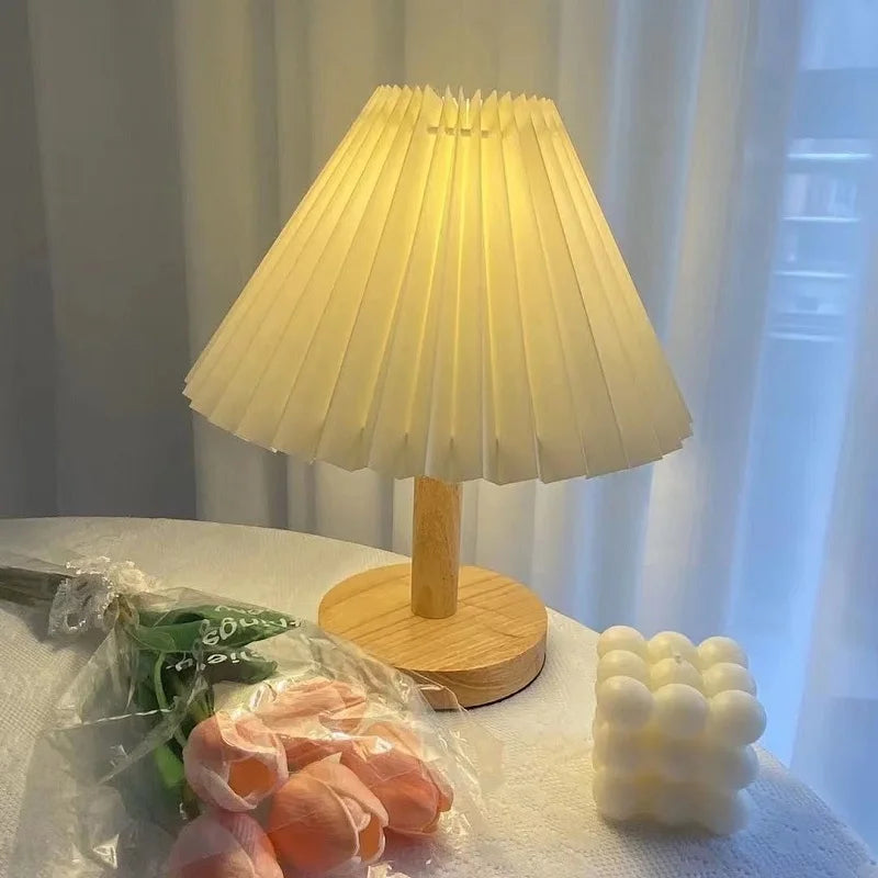Brehn | Faltbare Plissee Tischlampe - Stilvolle faltbare LED Tischlampe für einzigartiges Innendesign