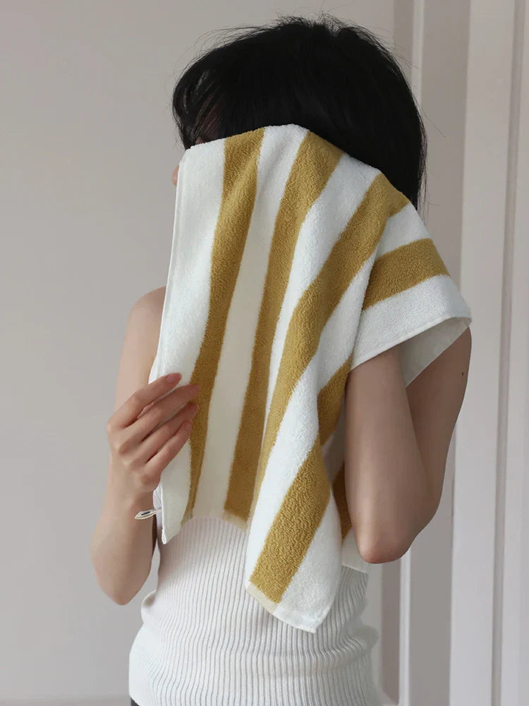 RetroStripe Luxe Baumwollhandtuch – Gestreiftes Baumwoll-Handtuch in Hotelqualität | Brehn