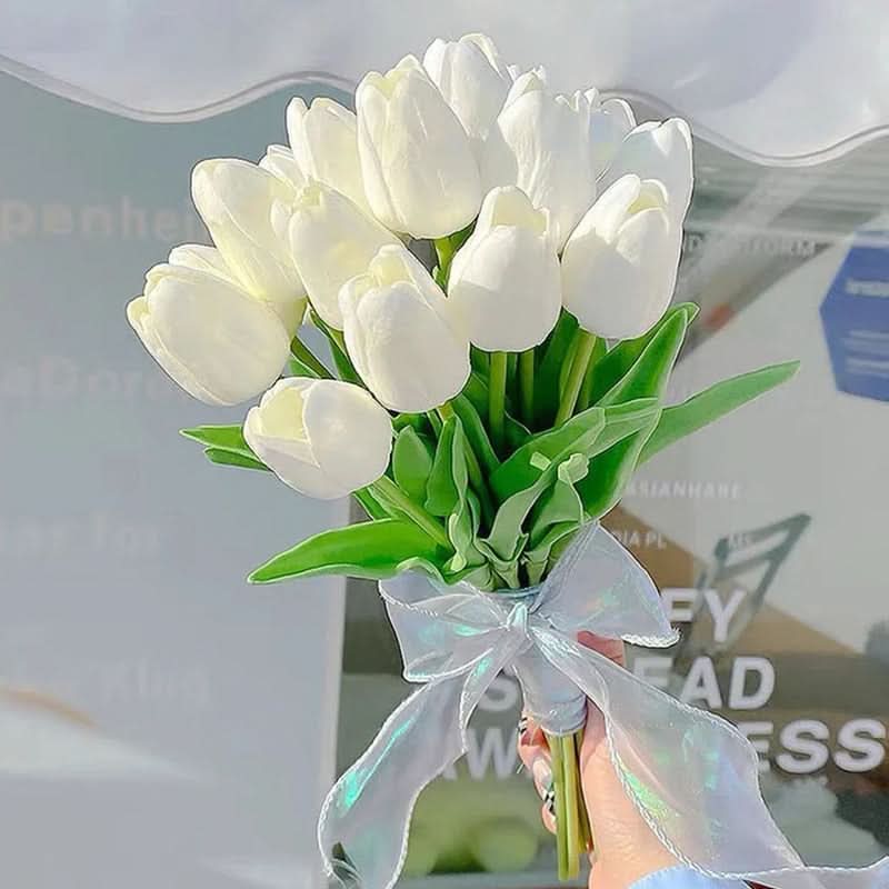 Künstlicher Tulpenstrauß mit realistisch wirkenden Blüten