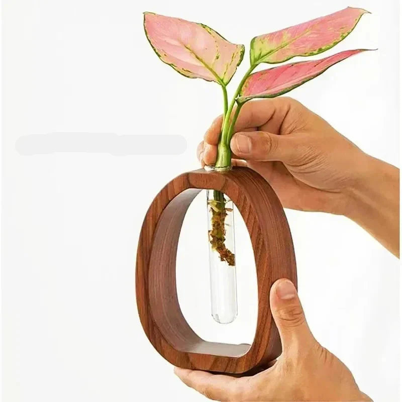 Handgefertigte nordische Holzrahmenvase mit klarem Glaseinsatz für minimalistische Blumenarrangements moderne skandinavische Wohnkultur