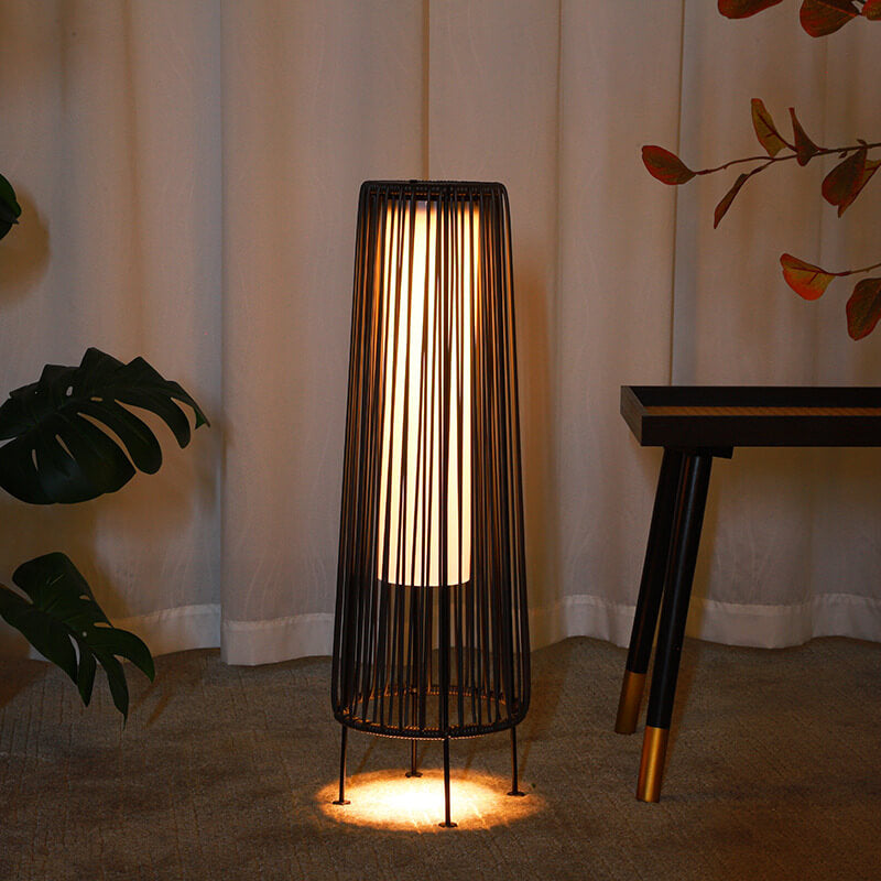 Moderner minimalistischer solarwasserfester runder vertikaler Zugstreifen Eisen Rattan LED Stehlampe für den Außenbereich Patio | Brehn