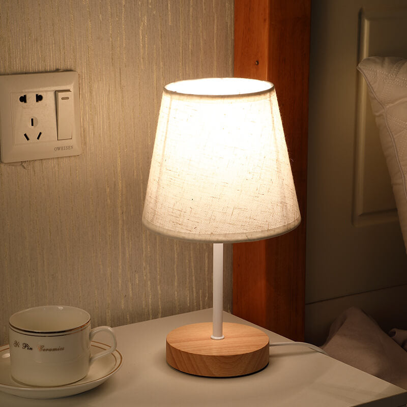 Brehn | Nordic Vintage Stoff Cone Massivholz LED Tischlampe