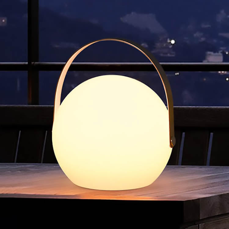 Runde, quadratische LED-Tischleuchte aus Kunststoff für die Terrasse