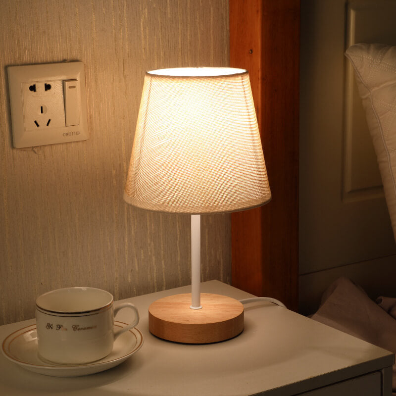 Brehn | Nordic Vintage Stoff Cone Massivholz LED Tischlampe
