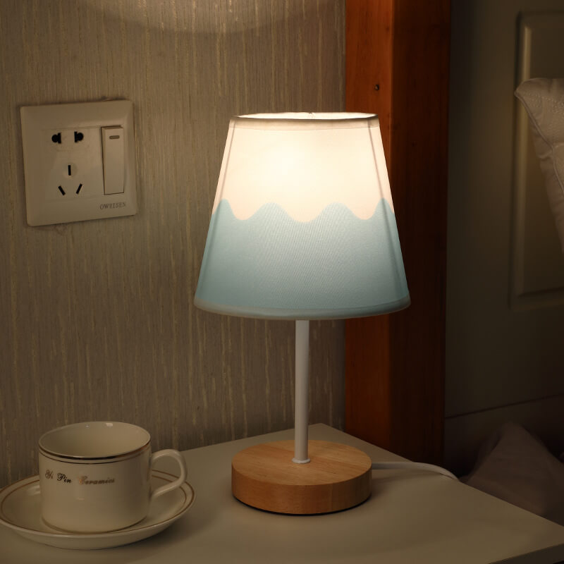 Brehn | Nordic Vintage Stoff Cone Massivholz LED Tischlampe
