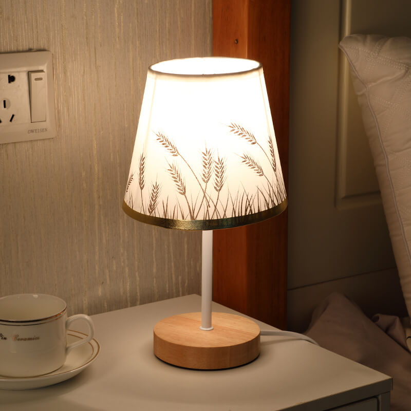 Brehn | Nordic Vintage Stoff Cone Massivholz LED Tischlampe