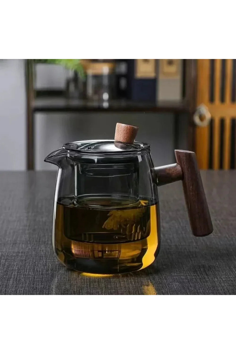 Teekanne aus Glas mit Holzgriff
