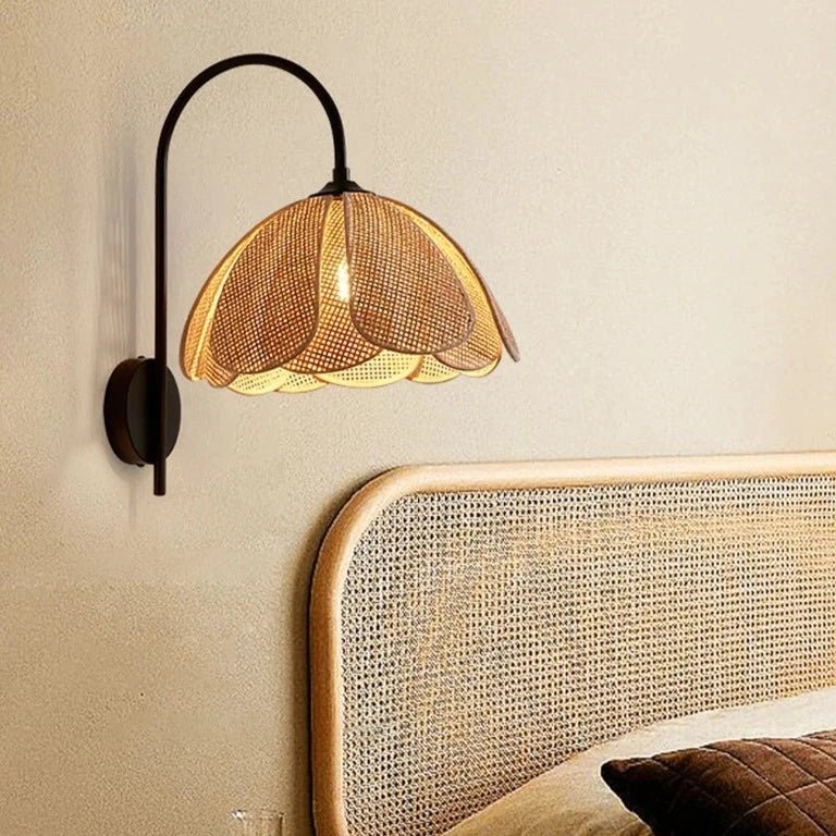 Brehn | LumaFlora - Elegante Rattan-Wandleuchte - Warme florale Atmosphäre