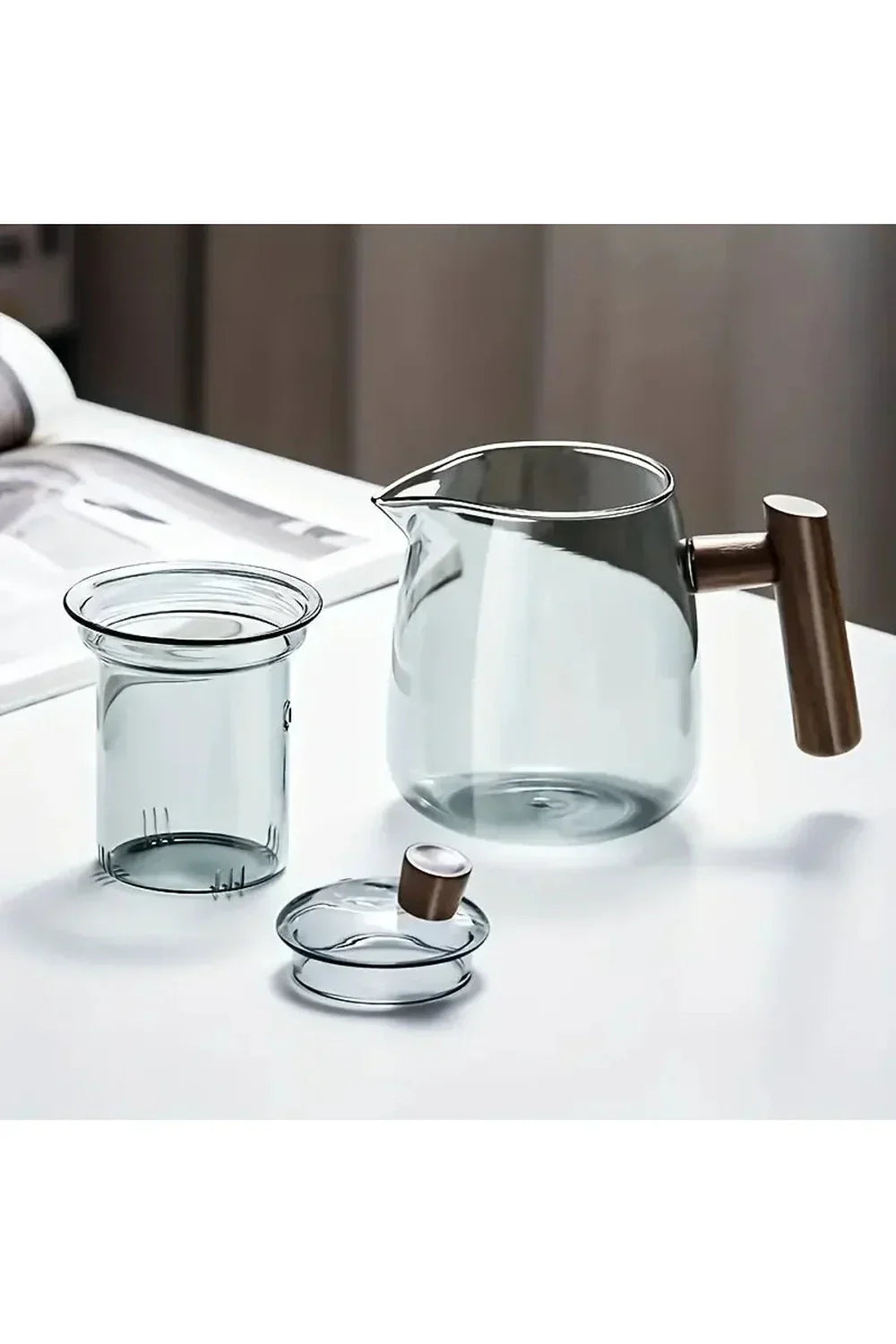 Teekanne aus Glas mit Holzgriff