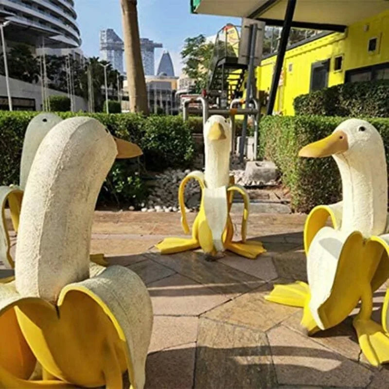 BananaDuck Dekorationsfigur – Verspielte Harzdekoration für drinnen oder draußen | Brehn