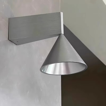 Elegante skandinavische, kegelförmige Wandleuchte für moderne Interieurs