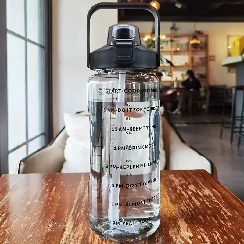 Große 2-Liter-Sportwasserflasche mit Strohhalm und Zeitanzeige für Fitnessstudio und Outdoor-Fitness