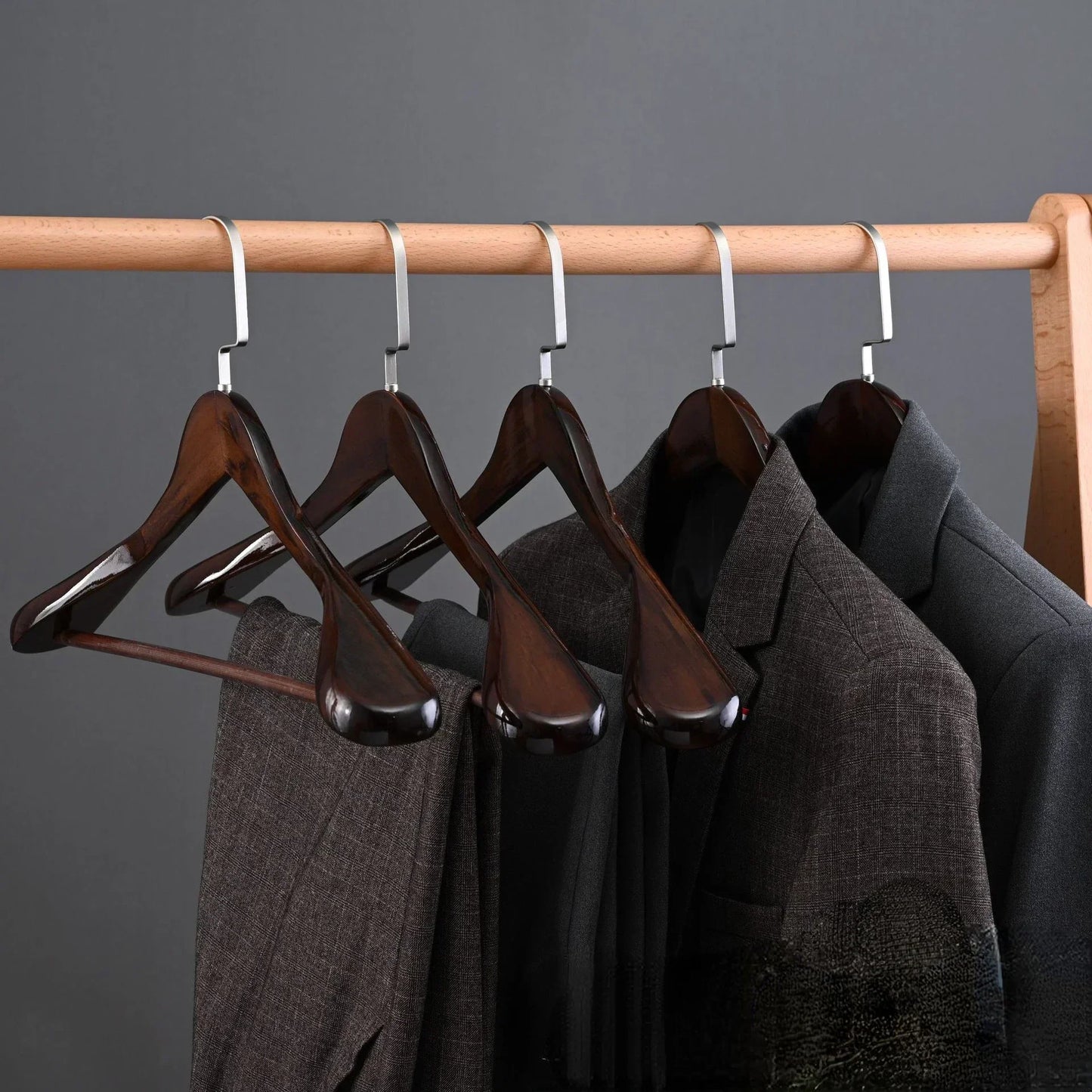 Oaklee Élite – Luxuriöse Holzkleiderbügel mit anspruchsvollem Design