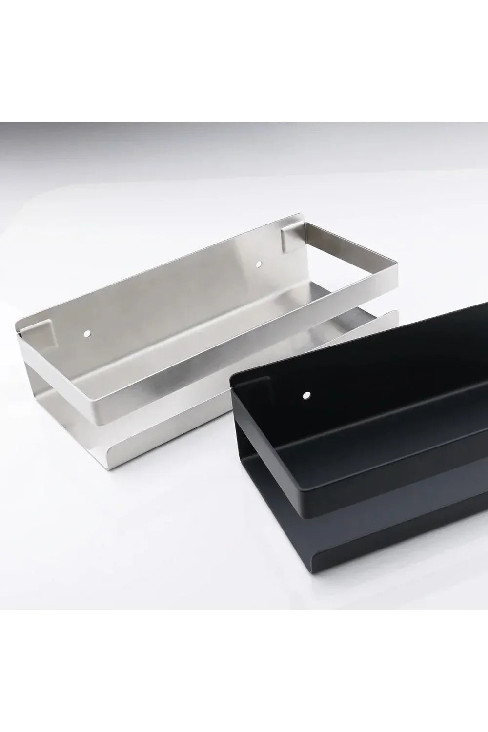 Moderne schwarze Wandregale