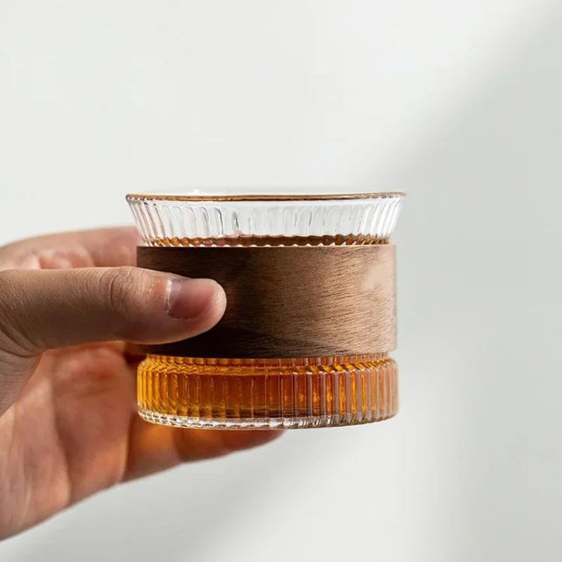 OakFlow Whisky Tumbler – Handgefertigtes Glas mit Holzakzent | Brehn