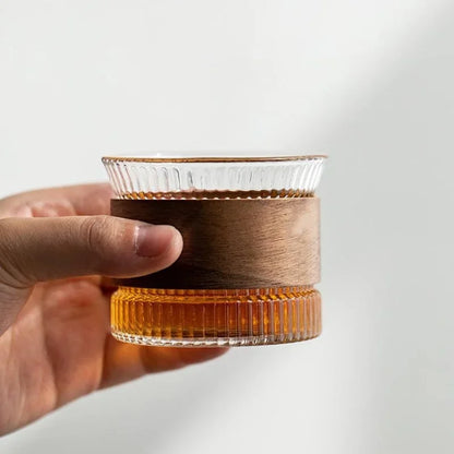 OakFlow Whisky Tumbler – Handgefertigtes Glas mit Holzakzent | Brehn