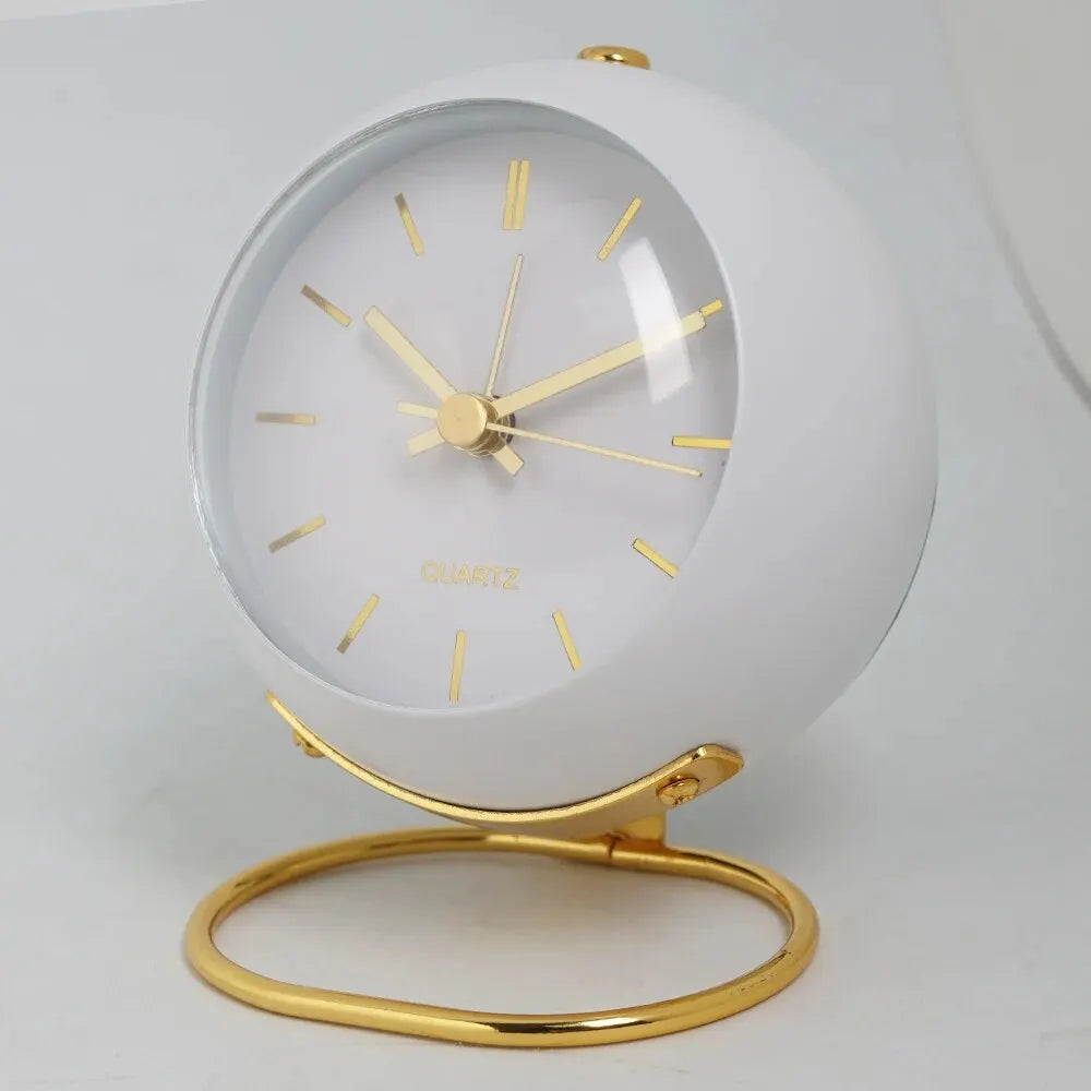 Minimalistische skandinavische Tischuhr mit lautlosem Quarzwerk | Brehn
