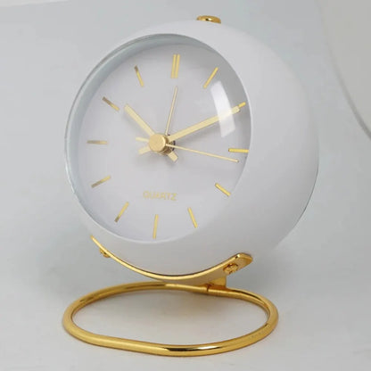 Minimalistische skandinavische Tischuhr mit lautlosem Quarzwerk | Brehn