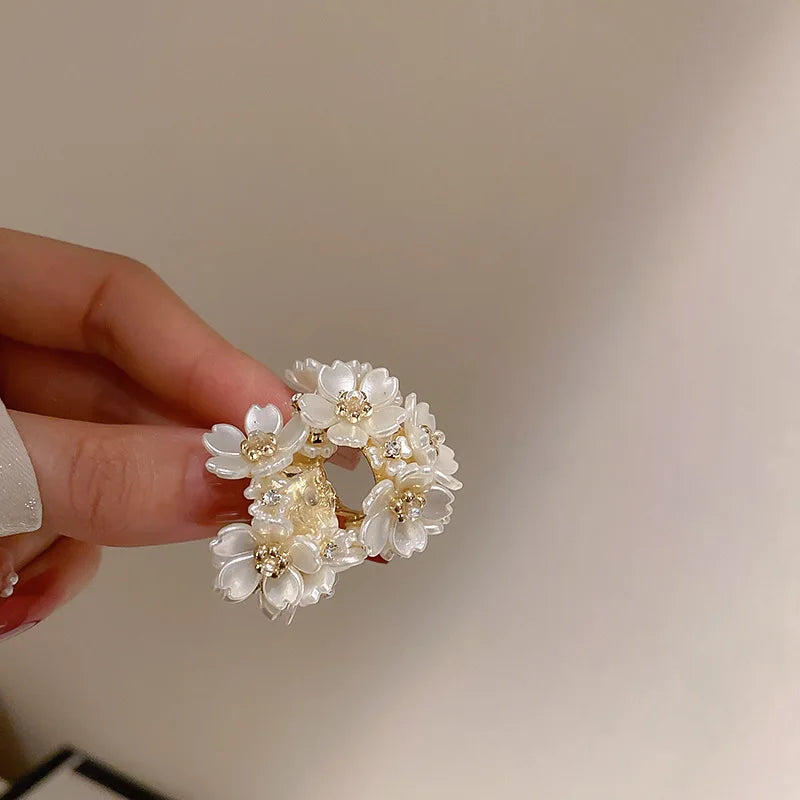 Brehn | Runde Blütenakzent elegante Ohrringe