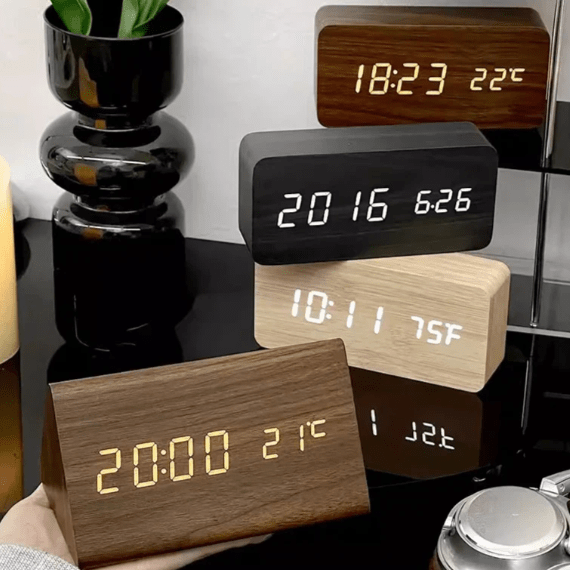 Sprachgesteuertes LED Holz Uhr | Brehn