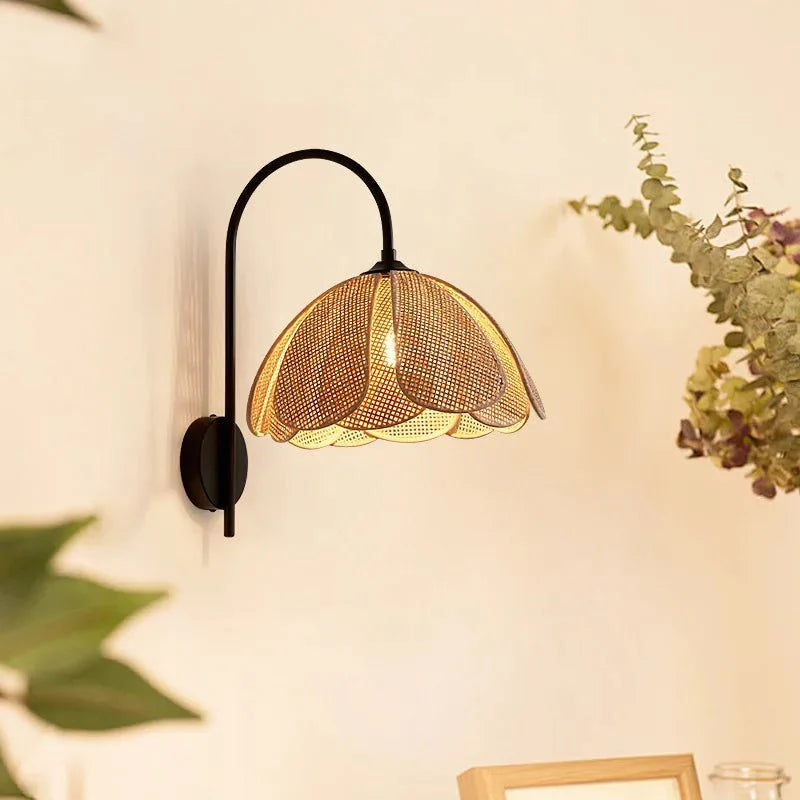Brehn | LumaFlora - Elegante Rattan-Wandleuchte - Warme florale Atmosphäre
