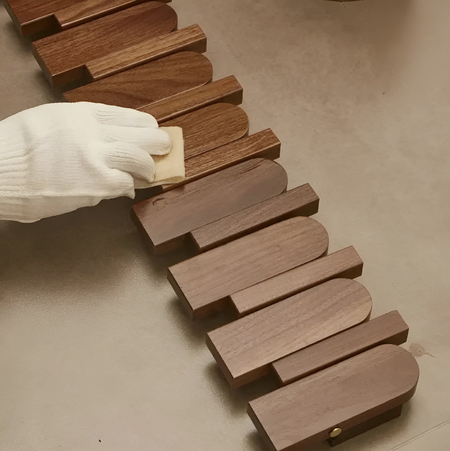 FoldaBrehne Kleiderstange aus Holz – Stilvolle Wandhakenleiste | Platzsparende Lösung für jedes Zimmer