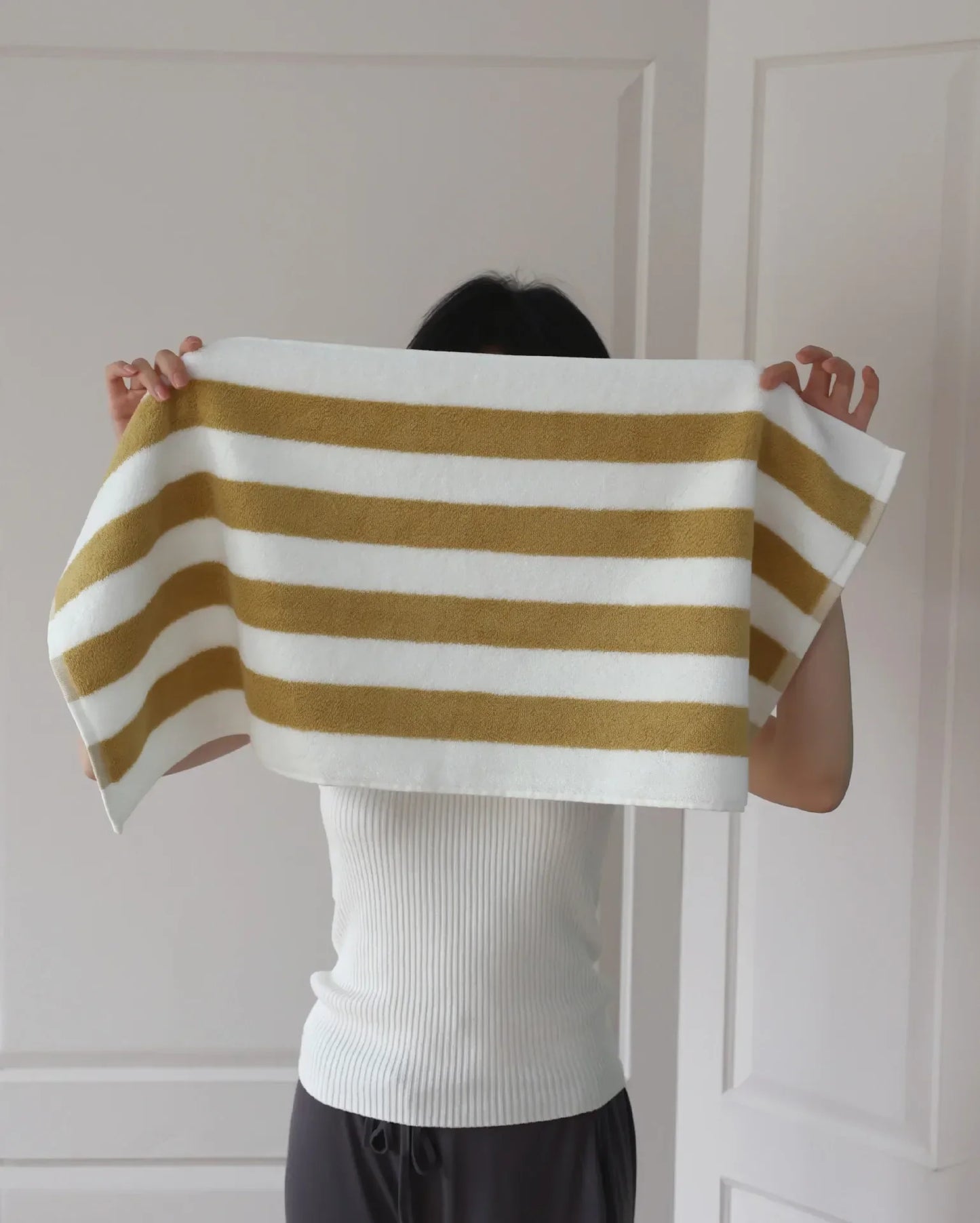 RetroStripe Luxe Baumwollhandtuch – Gestreiftes Baumwoll-Handtuch in Hotelqualität | Brehn