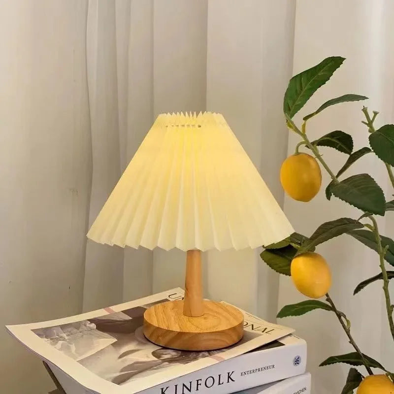 Brehn | Faltbare Plissee Tischlampe - Stilvolle faltbare LED Tischlampe für einzigartiges Innendesign