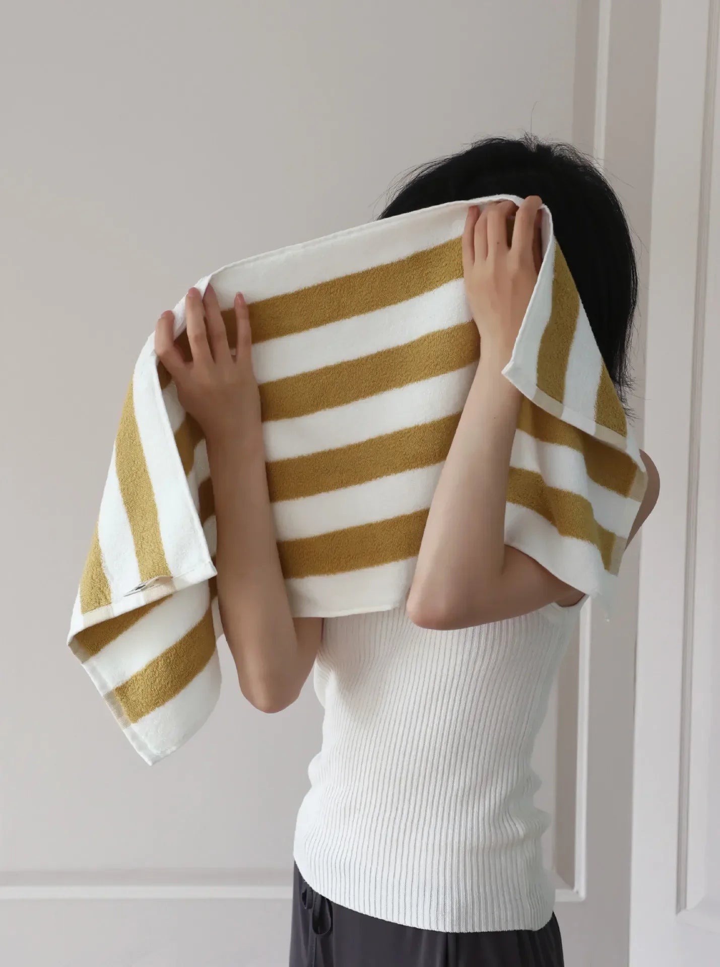RetroStripe Luxe Baumwollhandtuch – Gestreiftes Baumwoll-Handtuch in Hotelqualität | Brehn