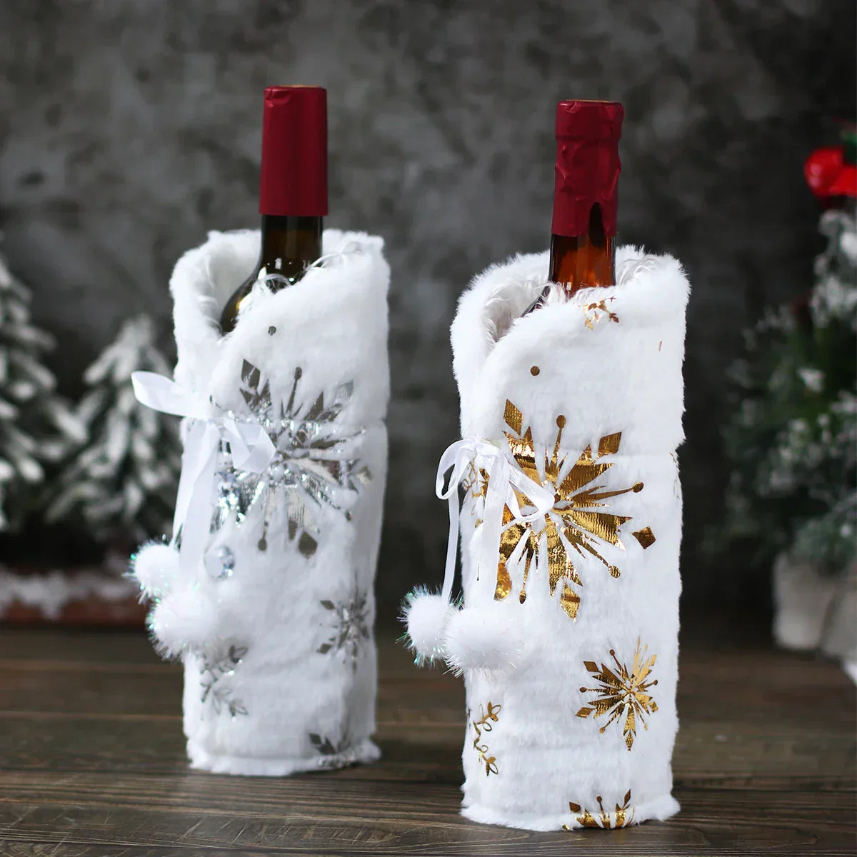 Weihnachtliche Flaschenhülle mit Fellkragen – Festliche Hülle für Weinflaschen, Wichtel-Deko für Weihnachten, Perfekt als Geschenkverpackung | Brehn
