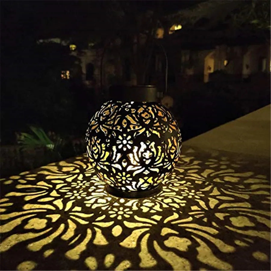 Brehn | Solivanta Lichtkunst Solar Garten-Hängelaterne | Eisenkunst mit Projektionseffekt | Wasserdicht | Für Baum, Balkon & Terrasse