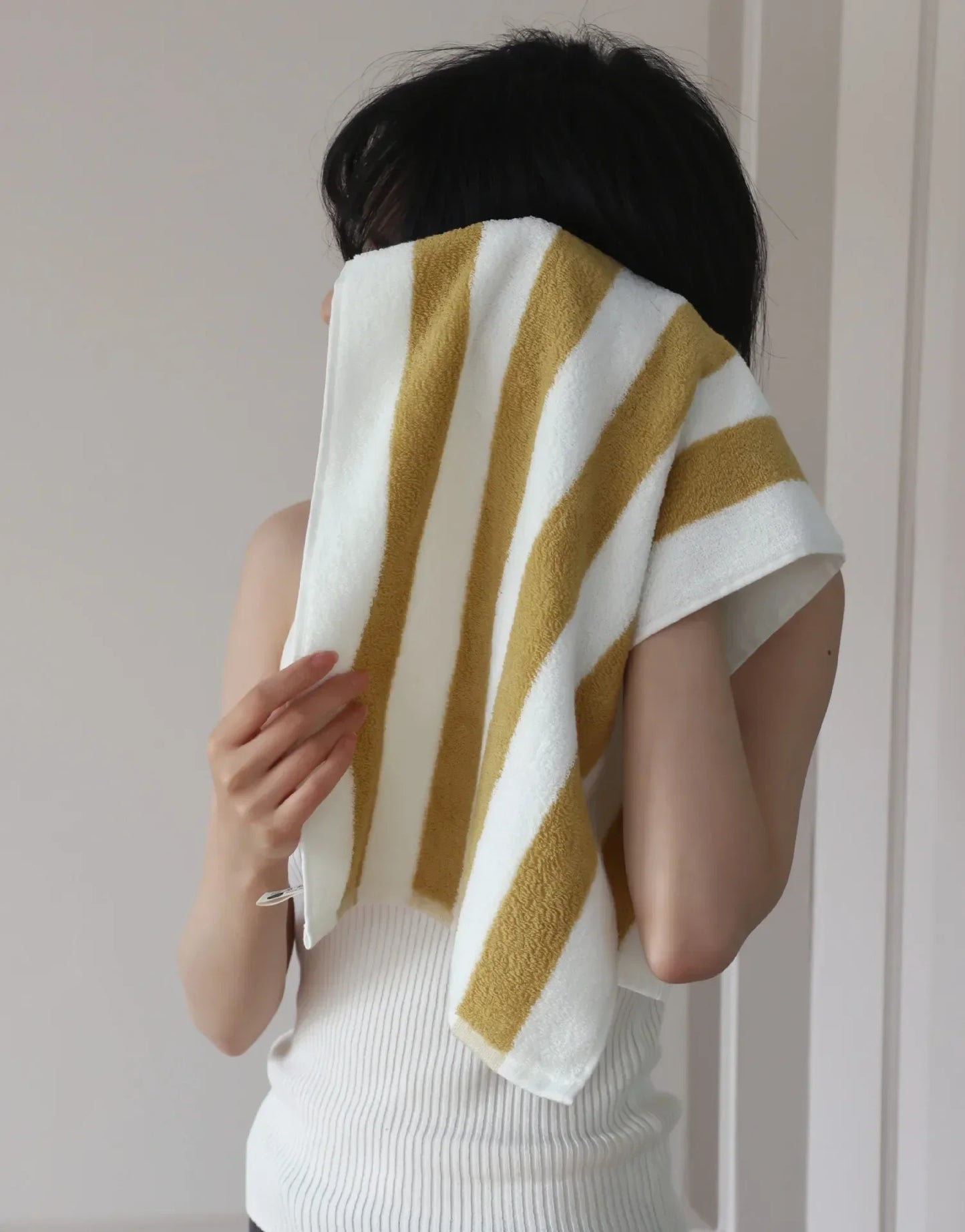 RetroStripe Luxe Baumwollhandtuch – Gestreiftes Baumwoll-Handtuch in Hotelqualität | Brehn