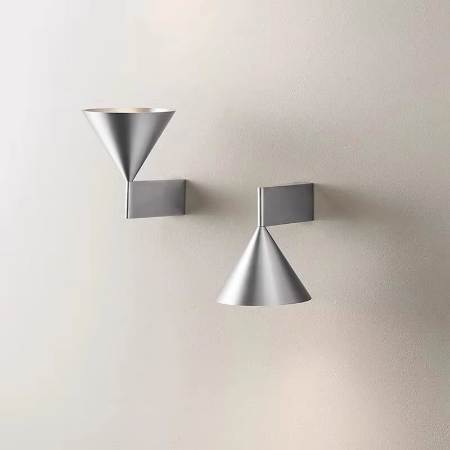 Elegante skandinavische, kegelförmige Wandleuchte für moderne Interieurs