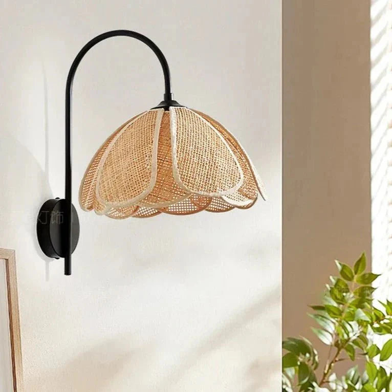 Brehn | LumaFlora - Elegante Rattan-Wandleuchte - Warme florale Atmosphäre