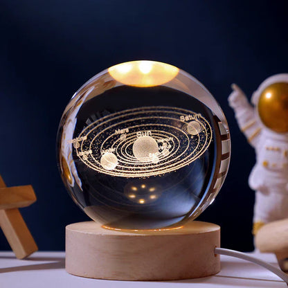 Leuchtende Kristallkugel mit LED – Dekorative 3D-Glaskugel mit Galaxie-Design und Holzsockel | Brehn
