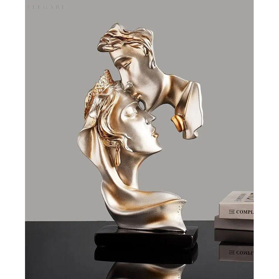 Süßer Kuss – Statue eines Liebespaares, das sich auf die Stirn küsst