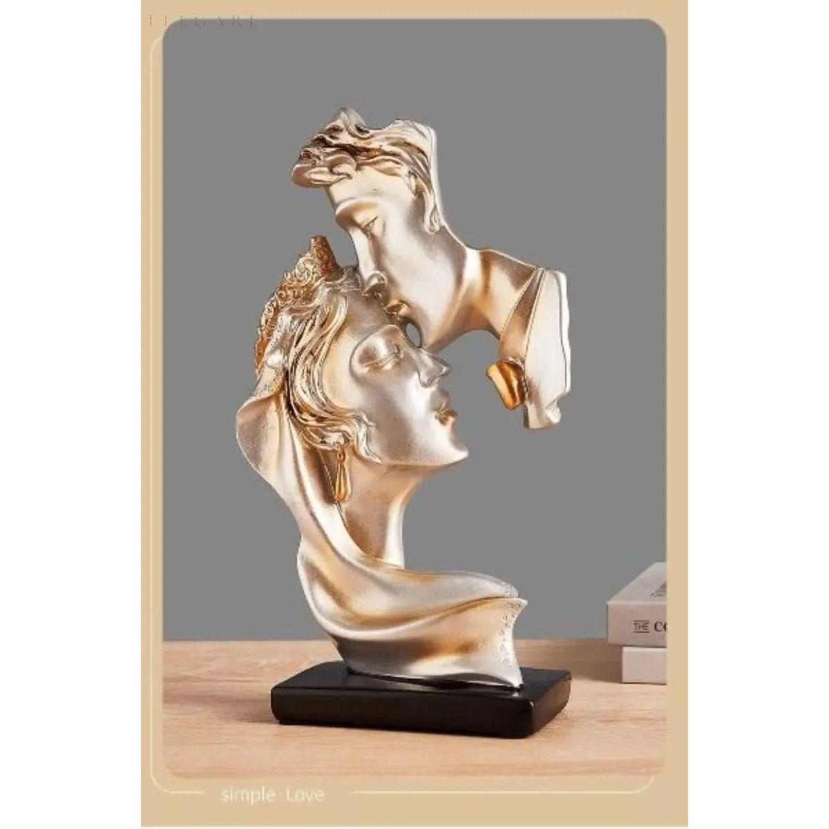 Süßer Kuss – Statue eines Liebespaares, das sich auf die Stirn küsst