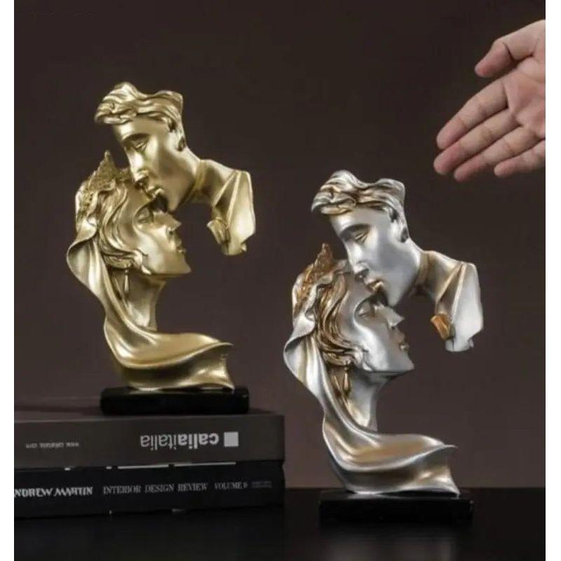 Süßer Kuss – Statue eines Liebespaares, das sich auf die Stirn küsst