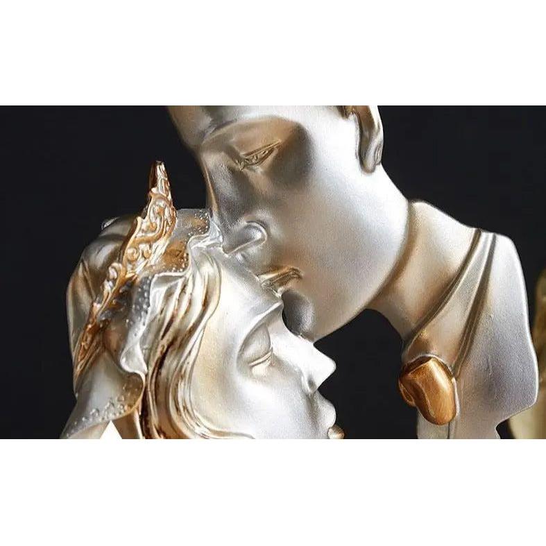 Süßer Kuss – Statue eines Liebespaares, das sich auf die Stirn küsst