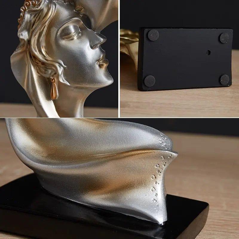 Süßer Kuss – Statue eines Liebespaares, das sich auf die Stirn küsst