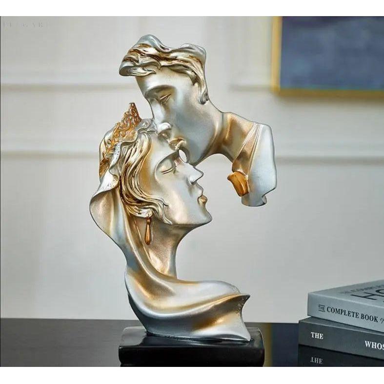 Süßer Kuss – Statue eines Liebespaares, das sich auf die Stirn küsst