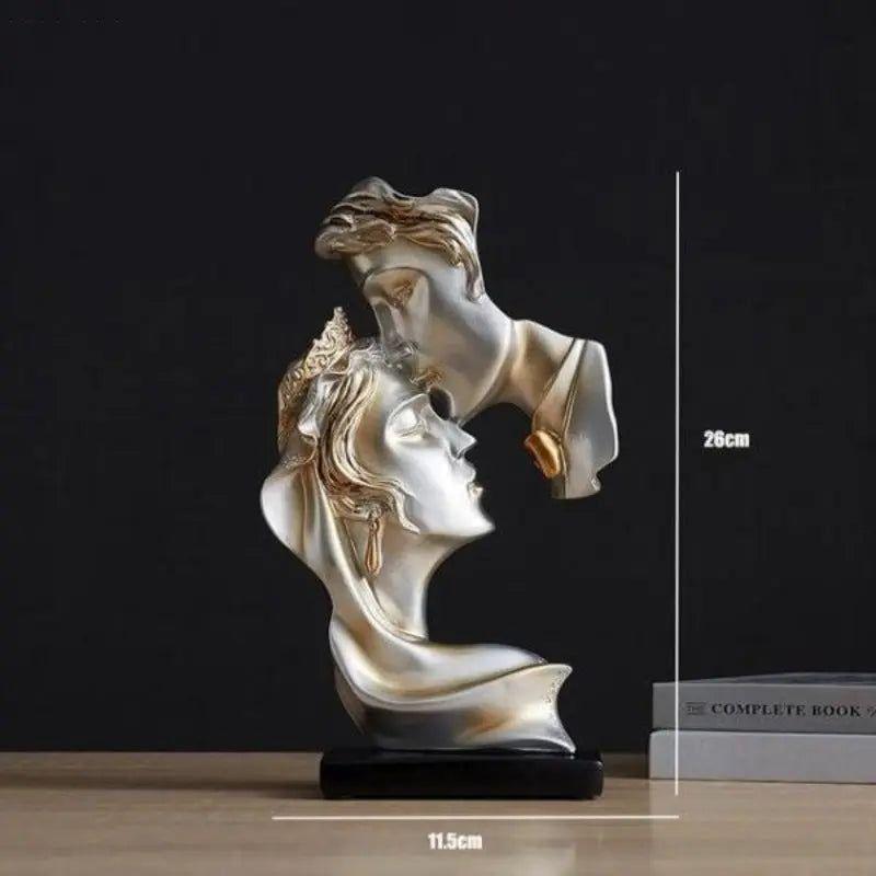 Süßer Kuss – Statue eines Liebespaares, das sich auf die Stirn küsst