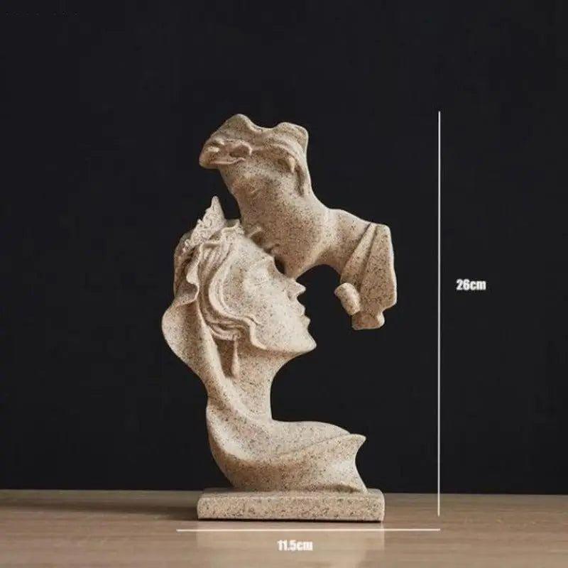 Süßer Kuss – Statue eines Liebespaares, das sich auf die Stirn küsst