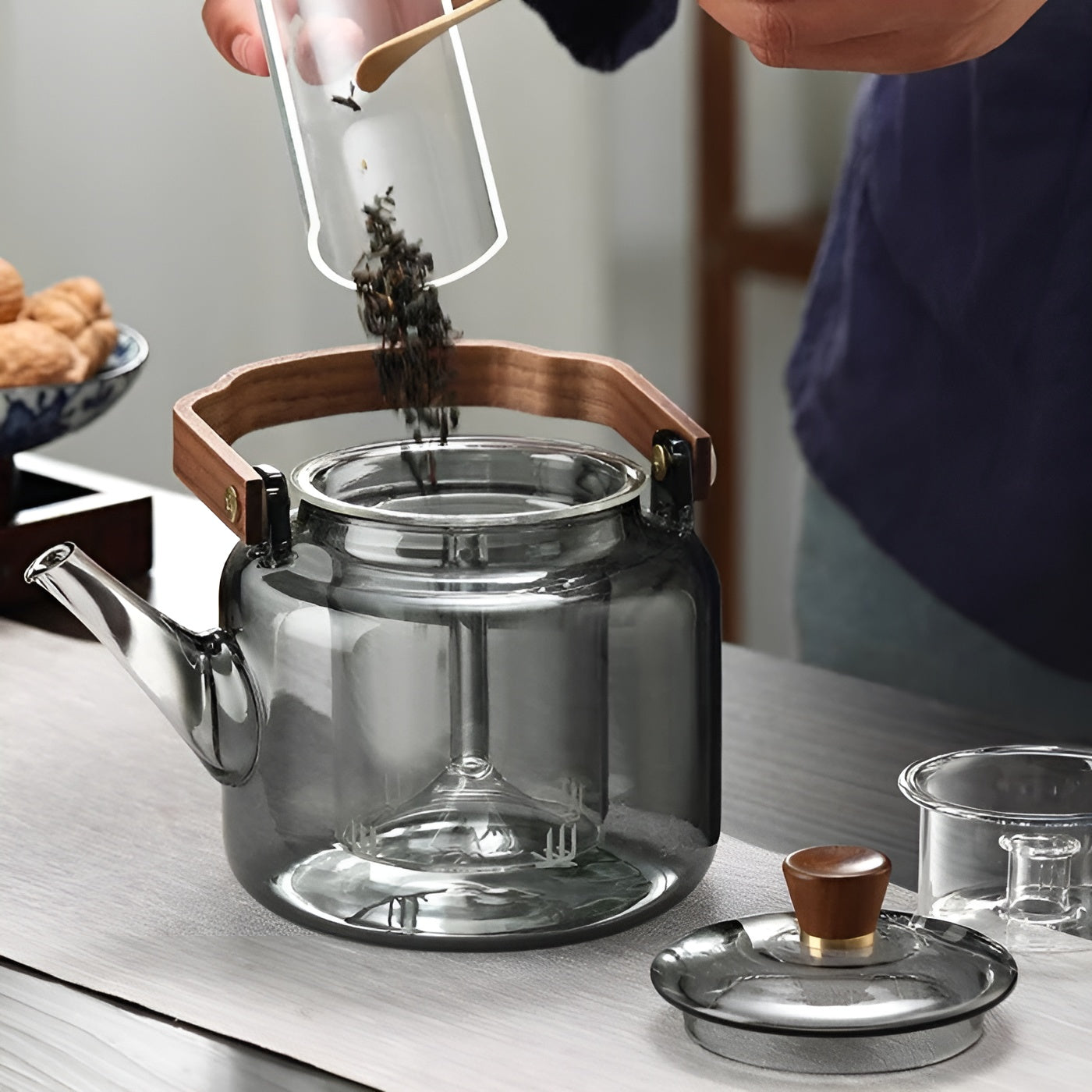 Teekanne aus Glas mit Holzdeckel und Teesieb – Elegantes Design | 1,2 l Rauchglas für stilvollen Teegenuss