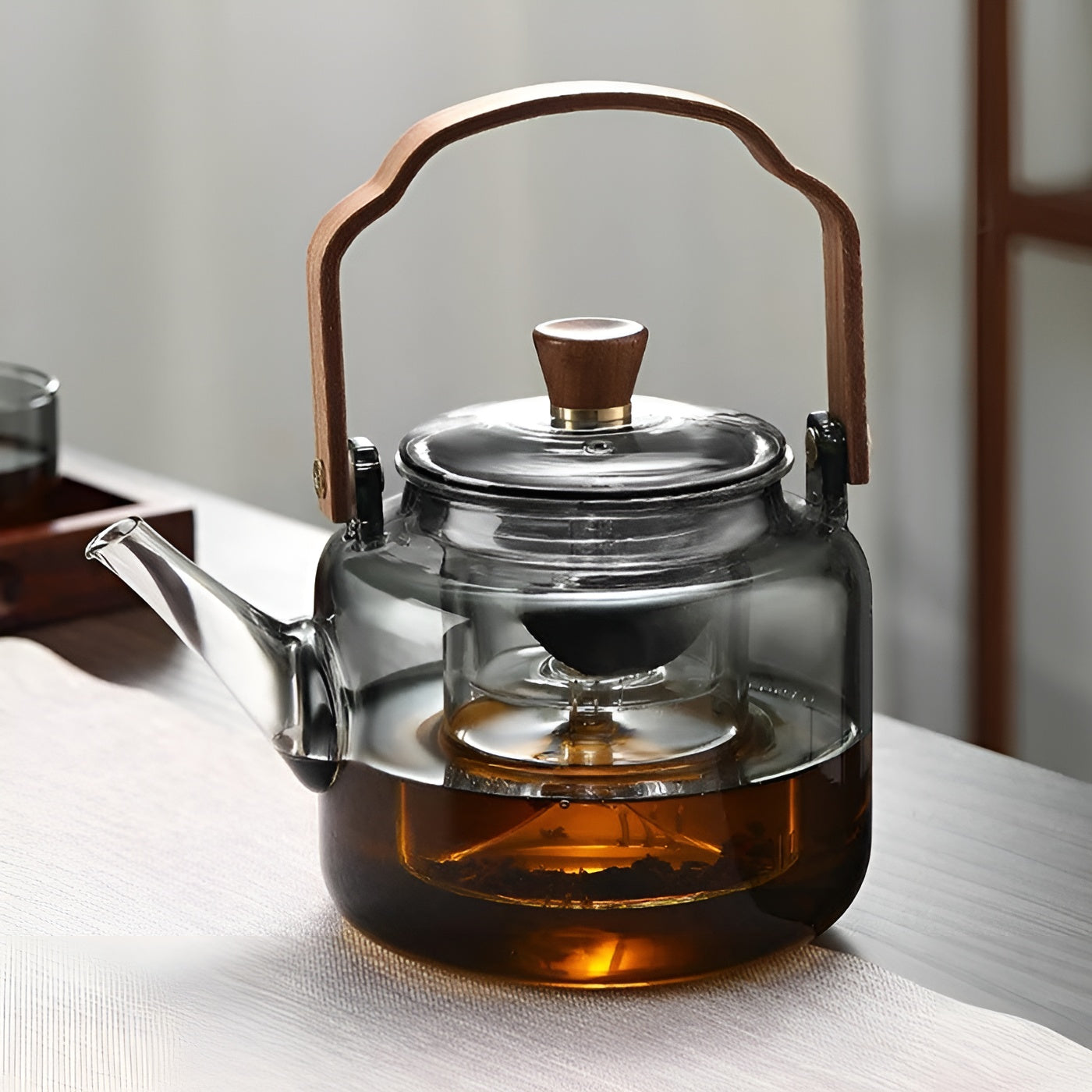 Glas Teekanne mit Holzdeckel und Sieb – Elegantes Design | 1,2 L Rauchglas für stilvollen Teegenuss | Brehn