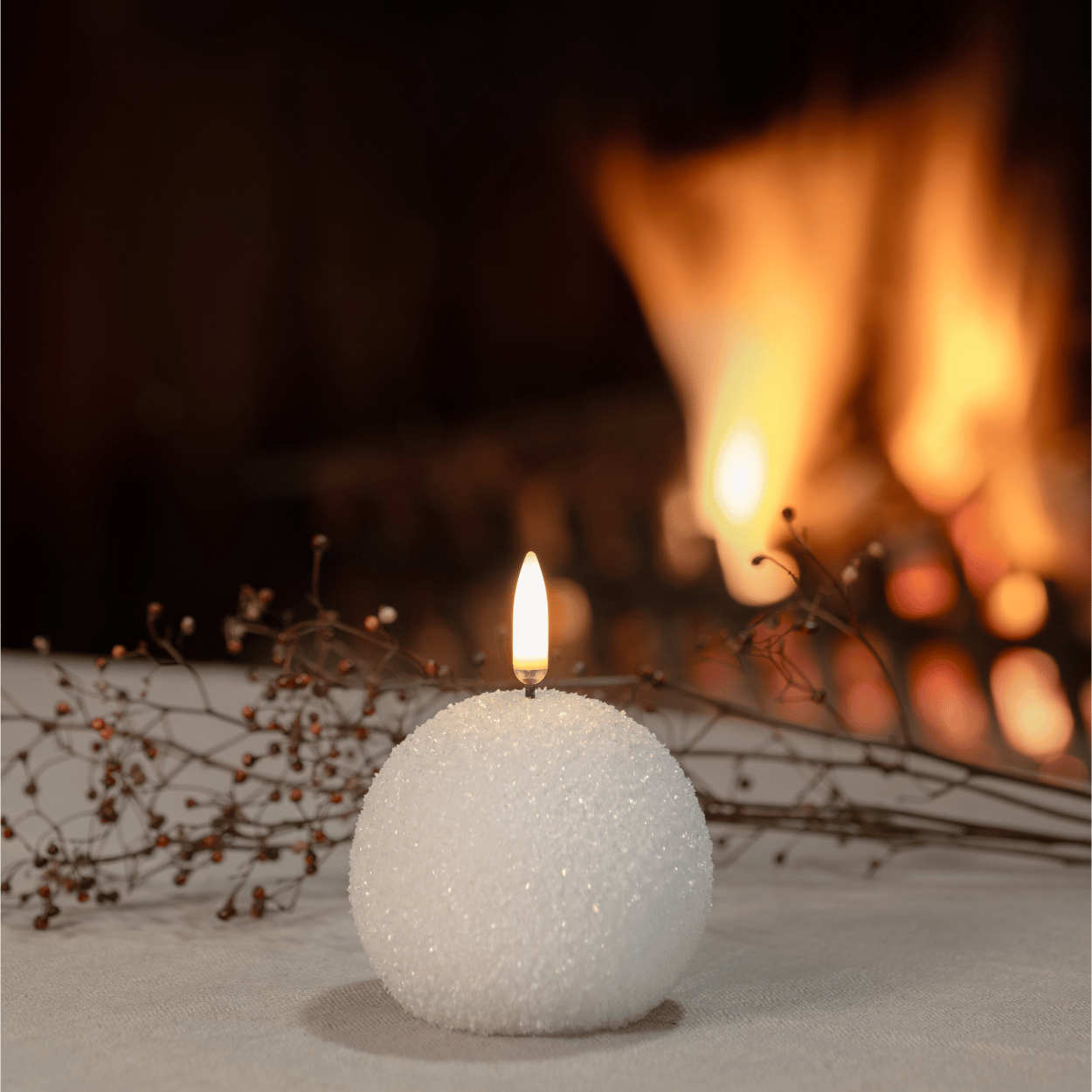 Brehn | WinterShine – Elegante LED Kerze im Schneekugel-Design